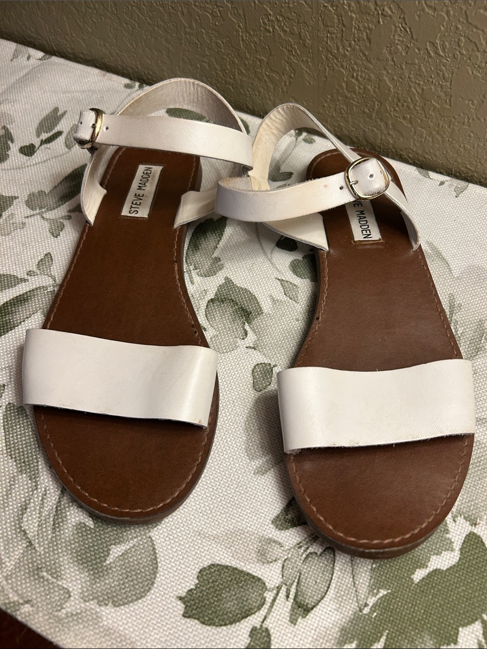 Steve Madden White Leather Ankle-Strap Flat Sandals with Buckle Size 8.5